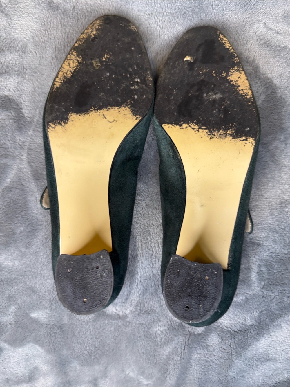 Apart Women's Dress Pumps Forest Green Suede with Gold Tone Buckle Size 8.5 B - Picture 9 of 12